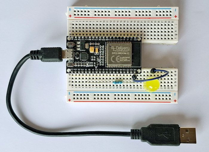 ESP32 auf einem angepassten Breadboard
